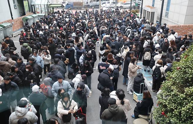 크리스마스를 이틀 앞두고 딸기시루가 출시된 23일 대전 중구 성심당 일대에 빵을 사려는 고객들이 차례를 기다리고 있다. /뉴스1