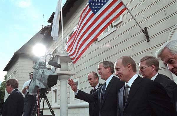 2001년 6월 16일 슬로베니아 수도 류블랴나에서 만난 조지 W 부시 당시 미국 대통령과 블라디미르 푸틴 러시아 대통령. /미 백악관