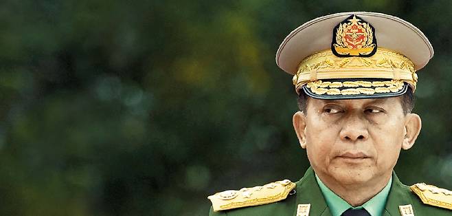 AFP 연합뉴스미얀마軍 최고 사령관 민 아웅 흘라잉  민 아웅 흘라잉 미얀마군 최고사령관이 2018년 7월 양곤에서 열린 순국선열의 날 행사에 참석해 옆을 응시하고 있다. 군부는 2020년 총선에서 아웅산 수지가 이끄는 집권 민주주의민족동맹이 압승하자 부정선거라고 주장하면서 쿠데타를 일으켰다. 민 아웅 흘라잉은 군부 통제하에서 치러지는 총선에서 친군부 세력이 승리할 경우 대통령에 오를 것이라는 전망이 나오고 있다.