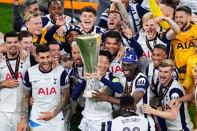 유로파리그 우승 트로피를 들어 올린 손흥민. ⓒ AP=뉴시스