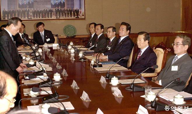 이남기 공정거래위원회 위원장이 2002년 4월 1일 오전 청와대에서 김대중대통령에게 2002년도 공정위 업무보고를 하고 있다. 동아일보 DB