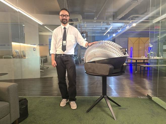 이동욱 베이스앤파워시티 대표가 자율형 달 탐사 로버 'VOLT-9' 모형 옆에서 포즈를 취하고 있다. VOLT-9는 생체 모방 비늘 구조로 우주 방사선, 극심한 온도 변화, 레골리스를 차단하도록 설계됐다. 조가현 기자