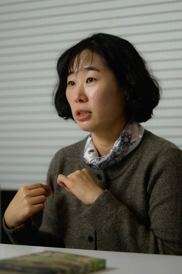 희정 작가가 22일 서울 중구 한국일보사에서 본보와 인터뷰를 하고 있다. 하상윤 기자