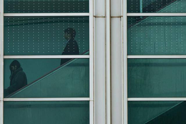 지난 19일 광주 광산구 광주지하철 1호선 평동역 외벽 유리창. 지난해(2024년) 광주교통공사가 시 지원을 받아 조류 충돌 방지 조치를 시행했으나, 사진에서 보듯 하단부는 시공을 누락했다. 이는 유리창 전체 면적에 저감 조치를 적용해야 하는 환경부 지침을 위반한, 전형적인 '반쪽 시공' 사례다. 광주=하상윤 기자