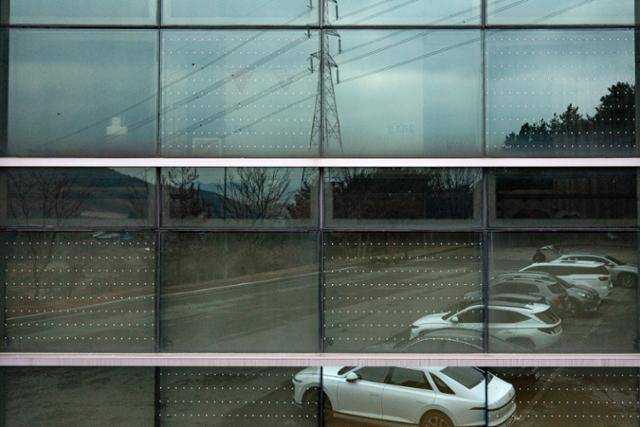 지난 24일 충남 보령시 충청남도도립요양원 외벽 유리 모습. 2019년 환경부 지원사업을 통해 저감 조치를 시행했지만, '5×10 규칙'을 거꾸로 적용한 데다 그마저도 체스판 형태로 듬성듬성 시공했다. 정부 예산이 투입됐음에도 가이드라인을 모두 무시한 채 흉내만 냈다. 보령=하상윤 기자