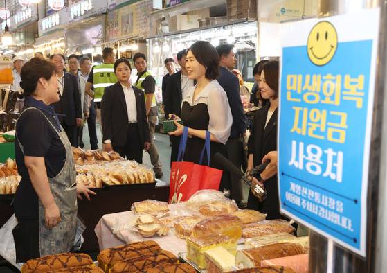 김혜경 여사가 지난 7월 25일 민생회복 소비쿠폰을 사용하기 위해 인천 계양구 계양산전통시장을 방문해 한 상인과 대화하고 있다. 대통령실사진기자단