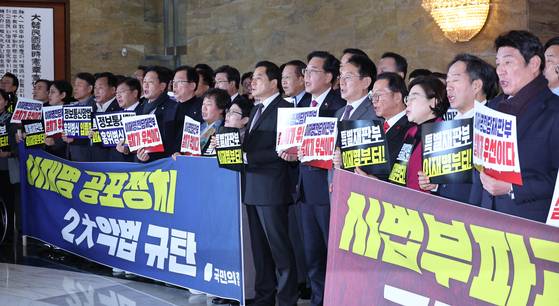 송언석 국민의힘 원내대표와 의원들이 22일 국회 로텐더홀에서 내란재판부법 본회의 상정에 항의하는 규탄대회를 하고 있다. 임현동 기자. 2025.12.22.