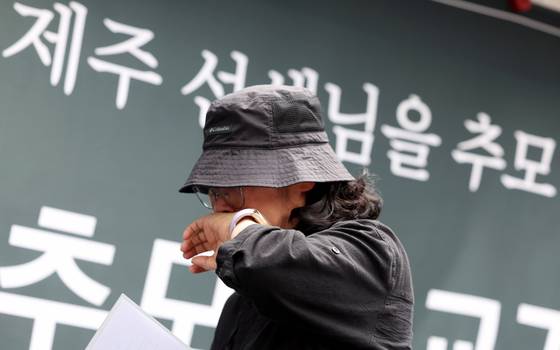 지난 5월22일 제주시의 한 중학교 3학년 담임 교사가 학부모의 반복된 민원 끝에 스스로 생을 마감한 사건과 관련, 6월14일 오후 서울 종로구 정부서울청사 인근에선 전교조, 교총, 교사노조 등 교원 3단체가 '제주 교사 추모 및 교권 보호 대책 요구' 집회를 열었다. 사진은 숨진 교사의 동료교사가 집회에서 눈믈을 흘리는 모습. [뉴시스]