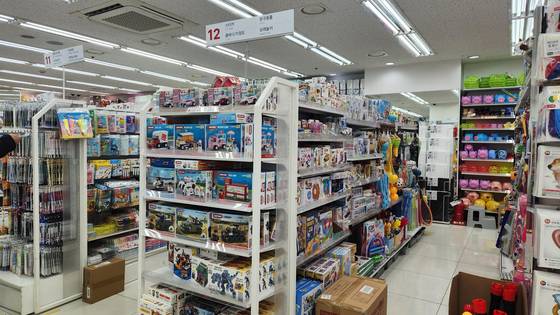 다이소 동묘점에 완구가 진열돼 있다. 이규림 기자