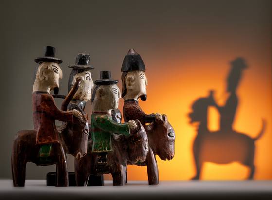 죽은 자의 영혼을 저승으로 안전하게 인도하는 ‘꼭두’는 무서운 얼굴이나 동물, 신화적 존재 등 다양한 형태로 등장하며 말의 힘과 안전, 신성함을 상징하는 중요한 역할도 한다. [사진 국립민속박물관]