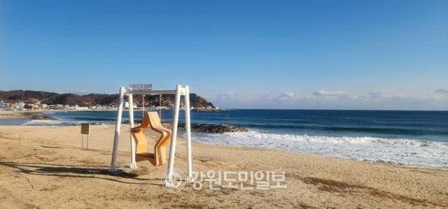 ▲ 거진11리 해변의 금빛 모래사장과 새하얀 포말은 겨울 차박을 하는 이들에게 진한 힐링을 선사하며 쉼을 전한다.