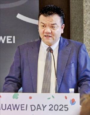 발리안 왕 한국화웨이 대표가 26일 ﻿인공지능(AI) 데이터센터 사업 전략을 설명하고 있다.  /한국화웨이 제공