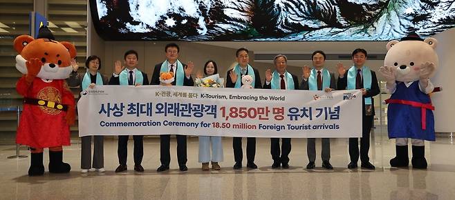지난 23일 인천국제공항 2터미널에서 열린 사상 최대 외래관광객 유치 기념행사. 사진=연합뉴스