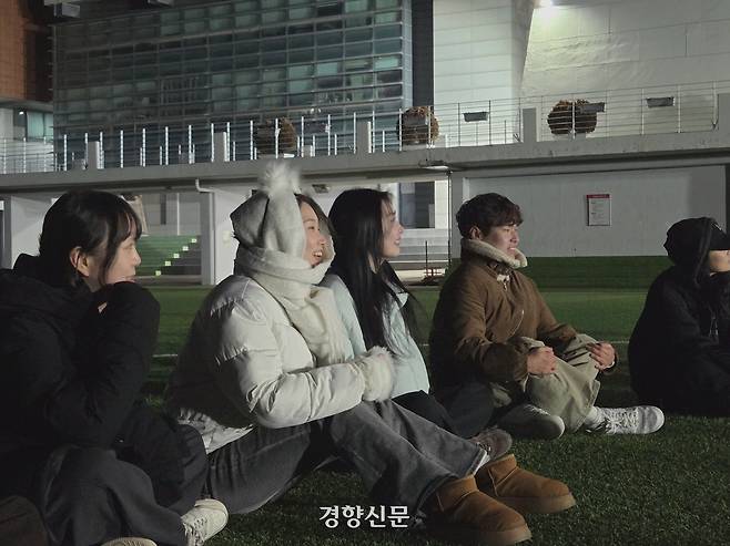 크리스마스인 지난 25일 서울 종로구 성균관대학교에서 청년들이 운동장에 모여 앉아 있다. 우혜림 기자