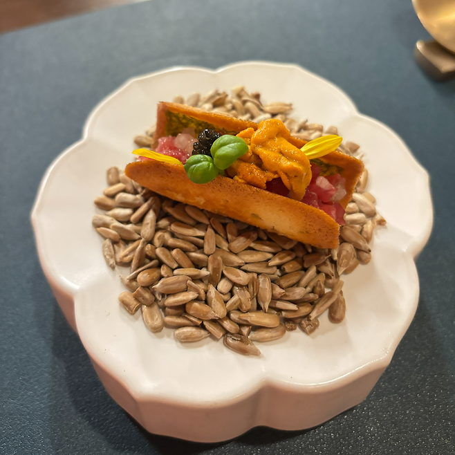 Beef tartare with gamtae cookie (Hong Yoo/The Korea Herald)