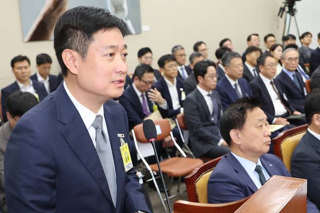홍범식 LG유플러스 대표이사는 10월 21일 국회 과학기술정보방송통신위원회에서 열린 정보통신기술(ICT) 분야 산하기관 국정감사에서 해킹 사태와 관련한 위원 질의에 답하고 있다. 연합뉴스