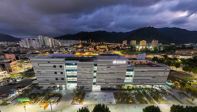 옛 캠프워커 헬기장 반환부지에 건립된 ‘대구도서관’이 지난 11월 개관했다. 대구시 제공&nbsp;