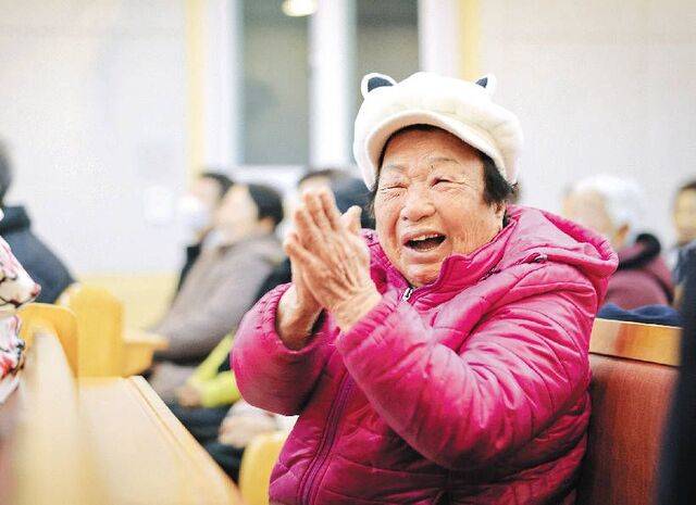 최근 충남 부여군 신성교회 예배에 참석한 한 어르신이 환하게 웃으며 박수치고 있다. 신성교회 제공