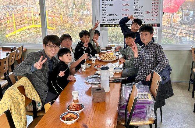 박지현(왼쪽) 목사와 어린이 성도들이 한 식당에서 짜장면을 먹은 뒤 손으로 브이(V)자를 그리며 사진을 찍고 있다. 신은교회 제공