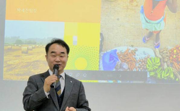 지난 26일 여주 황학산수목원 산림박물관 다목적실에서 열린 단기 임산물 재배교육에서 이후정 여주시산림조합장이 지역 임업인과 조합원 등에게 설명을 하고 있다. 유진동기자