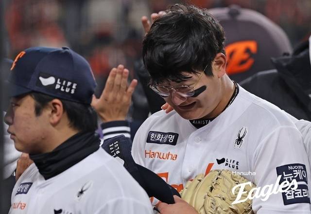 한국시리즈 3차전이 끝난 뒤 눈물을 보인 김서현. 사진=한화 제공