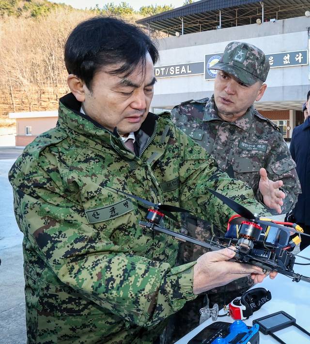 26일 해군특수전전단 UDT/SEAL 부대를 방문한 안규백 국방부장관이 임무수행용 드론 장비를 확인하고 있다. 국방부 제공