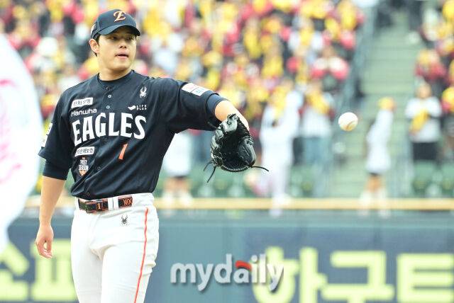 26일 오후 서울 잠실야구장에서 진행된 '2025 신한 SOL Bank KBO 한국시리즈 1차전' 한화 이글스와 LG 트윈스의 경기. 한화 선발 문동주가 투구 준비를 하고 있다./마이데일리