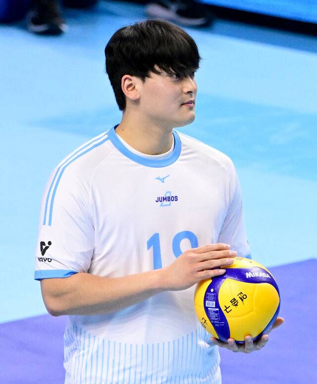 SSG 조병현이 배구 시구를 준비하고 있다 / 한국배구연맹(KOVO)