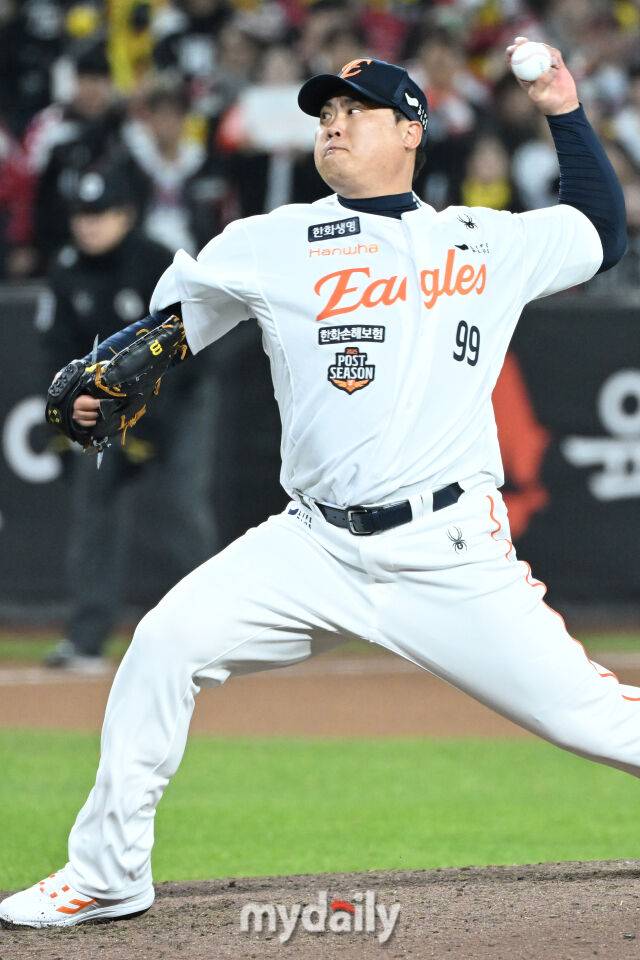 31일 대전 한화생명 볼파크 야구장에서 열린 '2025 신한 SOL 뱅크 KBO 한국시리즈 5차전' LG 트윈스와 한화 이글스 경기. 한화 류현진이 8회초 교체돼 마운드에 올라 힘차게 투구하고 있다./마이데일리