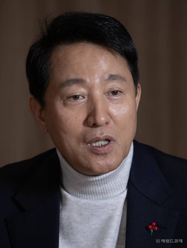 오세훈 서울특별시장이 지난 24일 오후 서울 중구 서울특별시청 집무실에서 헤럴드경제와 인터뷰하고 있다. 임세준 기자