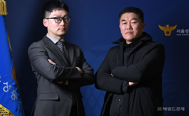 성동경찰서 수사과 지능팀 김수환 경사(왼쪽)와 교통범죄수사팀장 조장귀 경위가 22일 오후 서울 성동경찰서에서 사진 촬영에 응하고 있다. [임세준 기자]