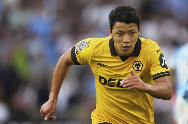 [울버햄튼=AP/뉴시스] 울버햄튼 원더러스의 황희찬이 16일(현지 시간) 영국 울버햄튼의 몰리뉴 스타디움에서 열린 2025-26 프리미어리그 1라운드 맨체스터 시티와 경기하고 있다. 황희찬은 후반 37분 교체 출전했으며 울버햄튼은 0-4로 완패했다. 2025.08.17.