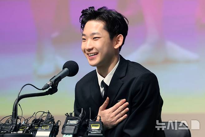 [서울=뉴시스] 박진희 기자 = 한국 발레리노 최초로 스위스 로잔 발레 콩쿠르(Prix de Lausanne·프리 드 로잔)에서 우승한 발레리노 박윤재(서울예고)가 12일 서울 종로구 서울예술고등학교 내 서울아트센터에서 기자회견을 하고 있다. 세계 5대 발레 콩쿠르로 꼽히는 로잔 발레 콩쿠르는 15~18세 학생만 참여할 수 있어 '차세대 스타' 발굴의 장으로 꼽힌다. 2025.02.12. pak7130@newsis.com