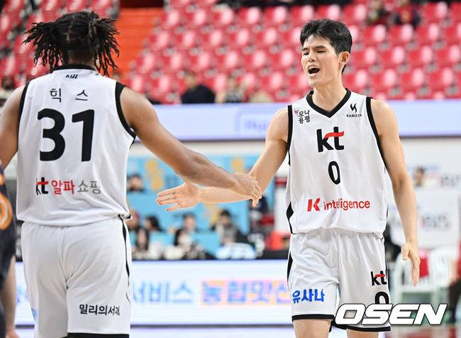 [OSEN=울산, 이석우 기자]  On the 27th, the 2025-2026 LG Electronics professional basketball game between Ulsan Hyundai Mobis and Suwon KT was held at Dongcheon Gymnasium in Ulsan. Ulsan Hyundai Mobis is looking for a decisive turning point to rise in the rankings, and Suwon KT, which has suffered three consecutive losses, is also in desperate need of a rebound. The two teams face each other. Suwon KT Ha Yoon-gi is giving a high five to Hicks, who scored a goal. 2025.12.27 / foto0307@osen.co.kr