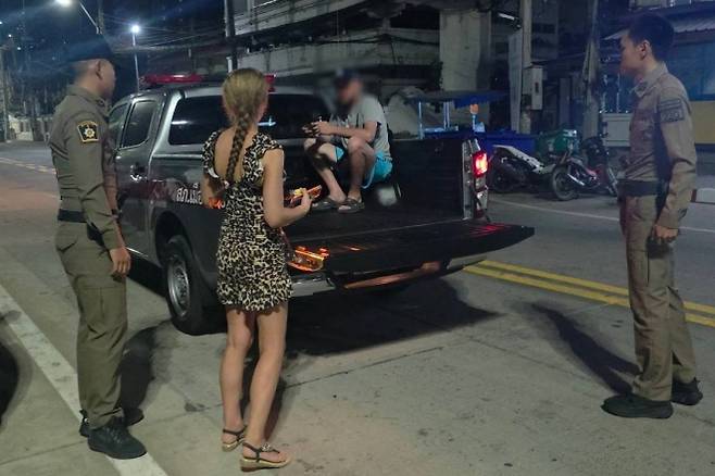 지난 24일(현지시간) 태국 파타야 좀티엔 해변에서 성행위를 했다가 신고당한 러시아인 남녀가 현지 경찰에 연행되고 있다. 페이스북 계정 ‘อธิปบูรพา’ 캡처