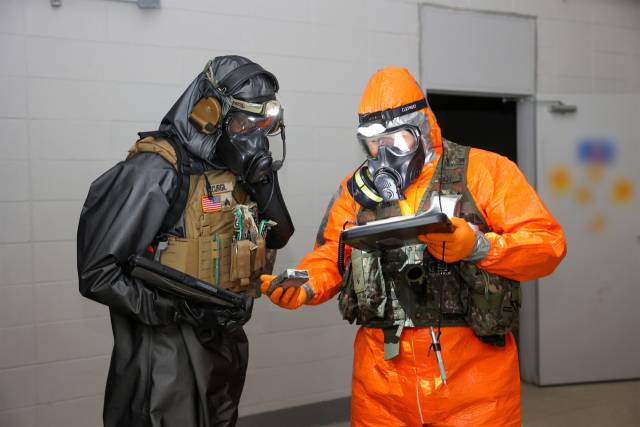 다중이용시설 대화생방 테러 FTX 간 시료 채취 및 분석하는 모습. 사진 제공=국군화생방방호사령부