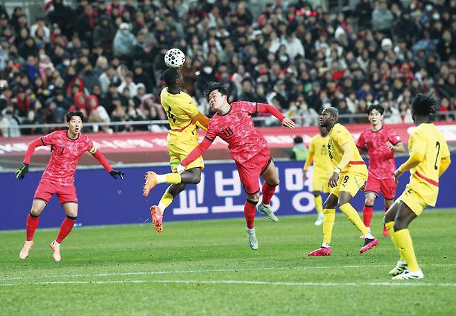2025년 11월18일 서울 마포구 서울월드컵경기장에서 열린 남자축구 국가대표 A매치 평가전 대한민국과 가나의 경기에서 한국 오현규가 슛을 하고 있다. ⓒ연합뉴스