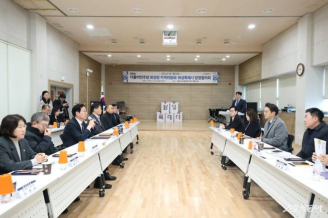 정명근 화성특례시장이 화성 정지역구 당정협의회에서 광역철도망 관련 현황을 이야기 하고 있다. 사진제공｜화성시