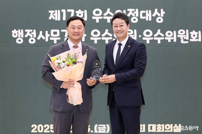 경기도의회 고준호 의원(국민의힘, 파주1)이 지난 26일 경기도의회에서 열린 대한민국시도의회의장협의회 주관 ‘제17회 우수의정대상 시상식’에서 우수의정대상을 수상했다(왼쪽 고준호 의원, 오른쪽 김진경 의장). 사진제공｜고준호 의원