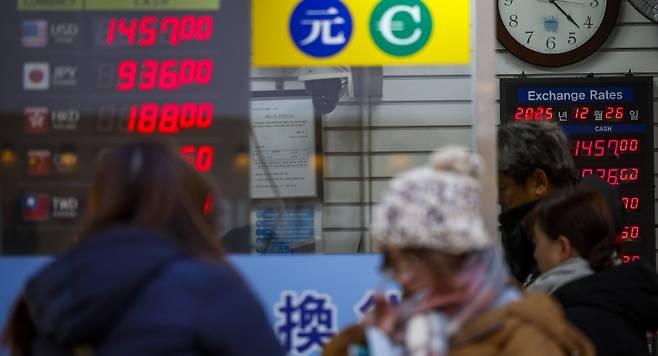 원ㆍ달러 환율이 급등하며 물가가 들썩이자 한은의 11월 소비자동향조사 결과 소비자심리지수가 급랭하고, 집값이 오를 것이라는 기대심리가 상승했다.[사진｜뉴시스]