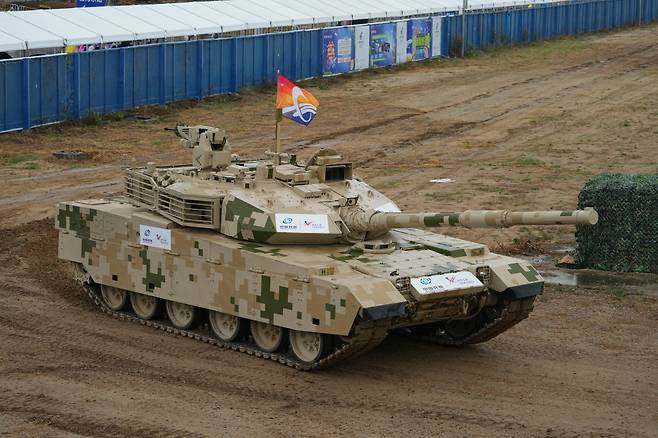 중국 VT-4 전차. 최근 캄보디아와의 분쟁에서 태국군이 운용하는 중국산 VT-4 전차 포신이 폭발해 성능 논란을 빚었다. GETTYIMAGES