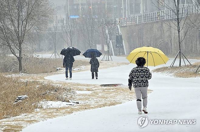눈 내리는 춘천 (춘천=연합뉴스) 양지웅 기자 = 강원 산지와 내륙 곳곳에 대설주의보가 발효된 23일 춘천시 도심 하천 인근에 폭설이 내리고 있다. 2025.12.23 yangdoo@yna.co.kr