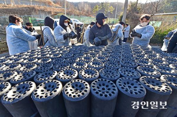 지난 26일 오전 인천시 미추홀구 학익동 햇골마을에서 배송업체 HR그룹의 임직원과 소외계층 지원단체인 위드인 사람과함께, 인천연탄은행 관계자들이 연탄봉사를 하고 있다. 2025.12.26 /조재현기자 jhc@kyeongin.com