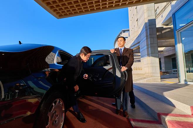 ▲&nbsp;이재명 대통령이 26일 청와대 복귀를 앞두고 용산 대통령실로 마지막 출근을 하고 있다. 이재명 대통령은 29일부터 청와대로 출근한다. /연합뉴스