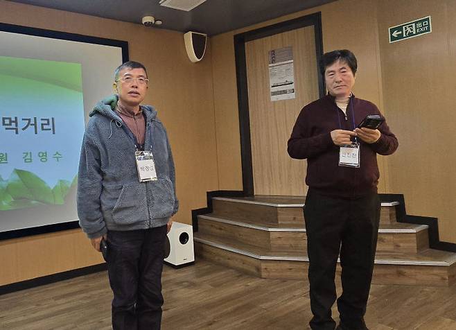 안진찬 이사장이  풍수 박사 박경정 교수를 소개하고 있다.