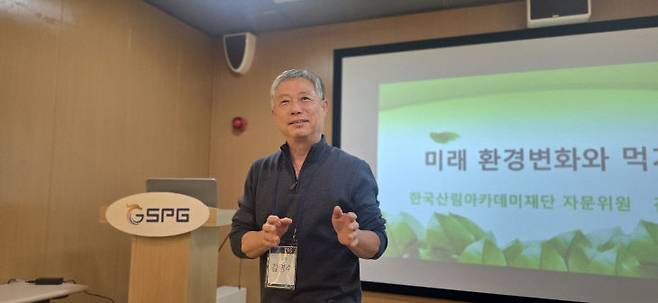연수단장으로 수고하며 단원들을 인솔했던 김영수 원장