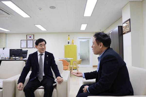 ▲ 서강석(왼쪽) 충청북도국제교육원 원장과 여명구 충청투데이 대표가 충청북도국제교육원 원장실에서 인터뷰를 하고 있다. 사진=김진로 기자