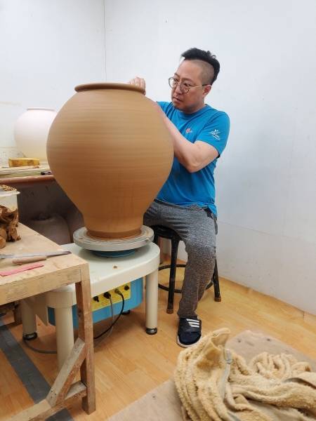 제17회 '경남 찻사발 전국공모전'에서 대상을 수상한 김상성 작가는 "찻사발은 누구나 일상에서 자연스럽게 다가갈 수 있는 그릇이다"라고 의미를 전했다.