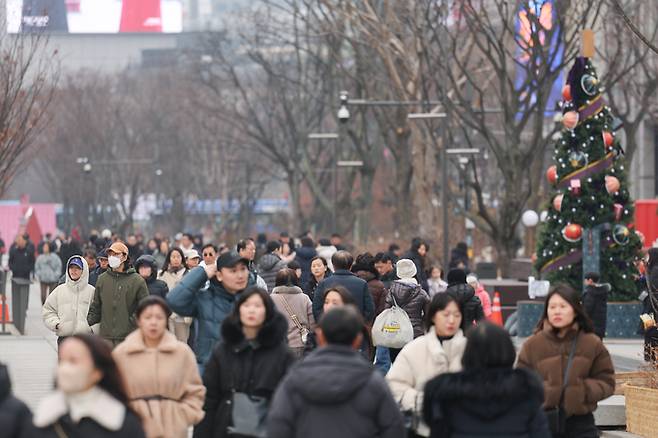 ▲ 올해 마지막 주말인 28일 서울 종로구 광화문광장에서 시민들이 시간을 보내고 있다. 연합