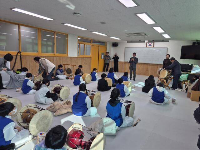 상주시 북문동 사물놀이단이 성동초를 찾아 학생들을 대상으로 전통 사물놀이를 전수하고 있다. 주민이 주도한 문화 실험이 학교 교육으로 확장되며 지역 문화의 세대 간 전승 가능성을 보여주고 있다.